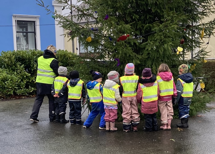 Förskolebarnen dansar in julen
