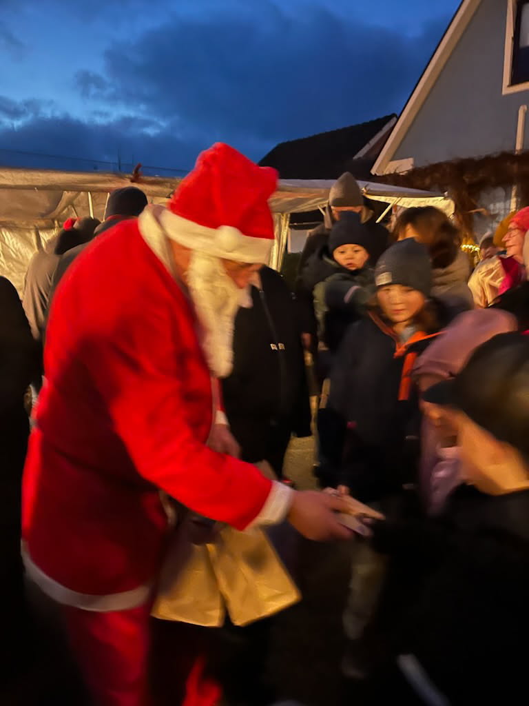 Tomten dyker upp med godispåsar till barnen